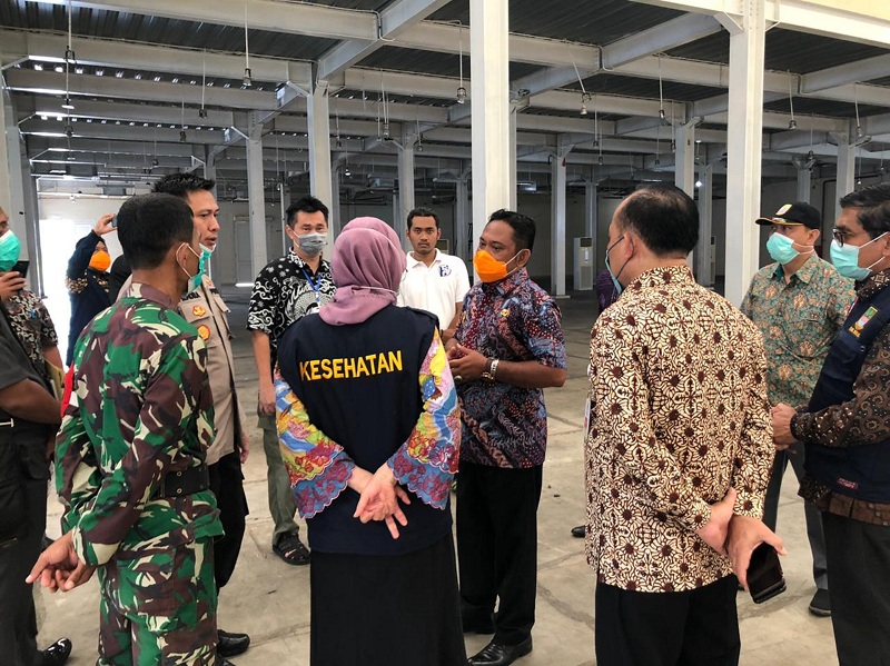  Bupati Bekasi Eka Supria Atmaja saat memantau tempat yang akan dijadikan lokasi karantina wilayah di Cikarang, Kabupaten Bekasi. Istimewa