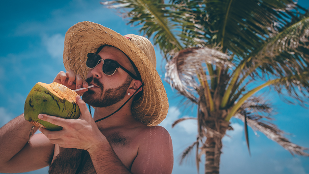 Air kelapa menggantikan cairan tubuh seefisien minuman olahraga. (Foto: Ilustrasi. Dok. Unsplash.com)