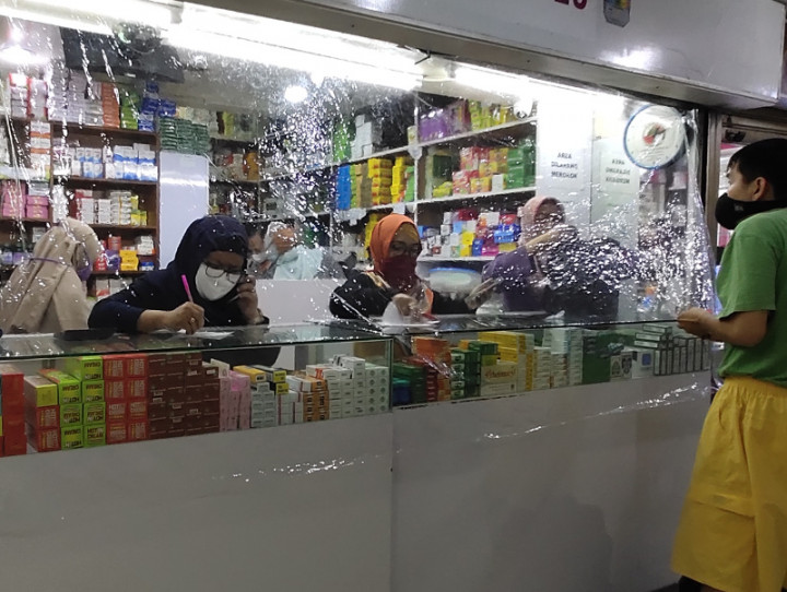 Toko Obat Pasar Baru Terapkan Jaga Jarak