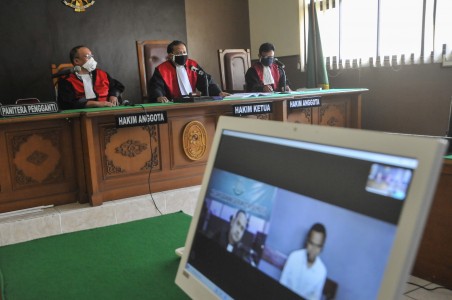 Suasana sidang yang digelar dengan sistem telekonferensi di Pengadilan Negeri Bekasi, Jawa Barat, Rabu, 1 April 2020. Foto: Antara/Fakhri Hermansyah