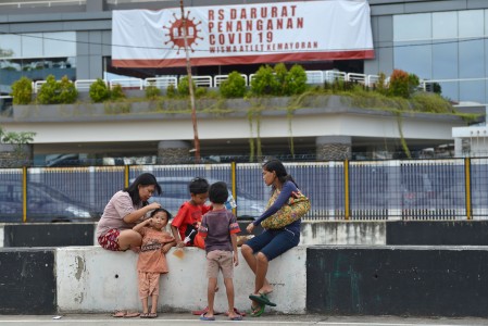 Sejumlah warga bercengkerama di seberang RS darurat covid-19, Wisma Atlet Kemayoran, Jakarta, Selasa, 24 Maret 2020. Foto: Antara/Aditya Pradana Putra
