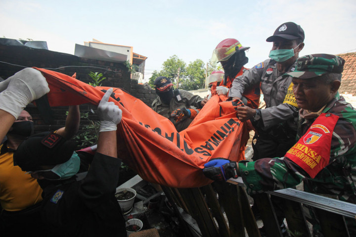 2 Tewas Tertimpa Bangunan Runtuh di Surabaya