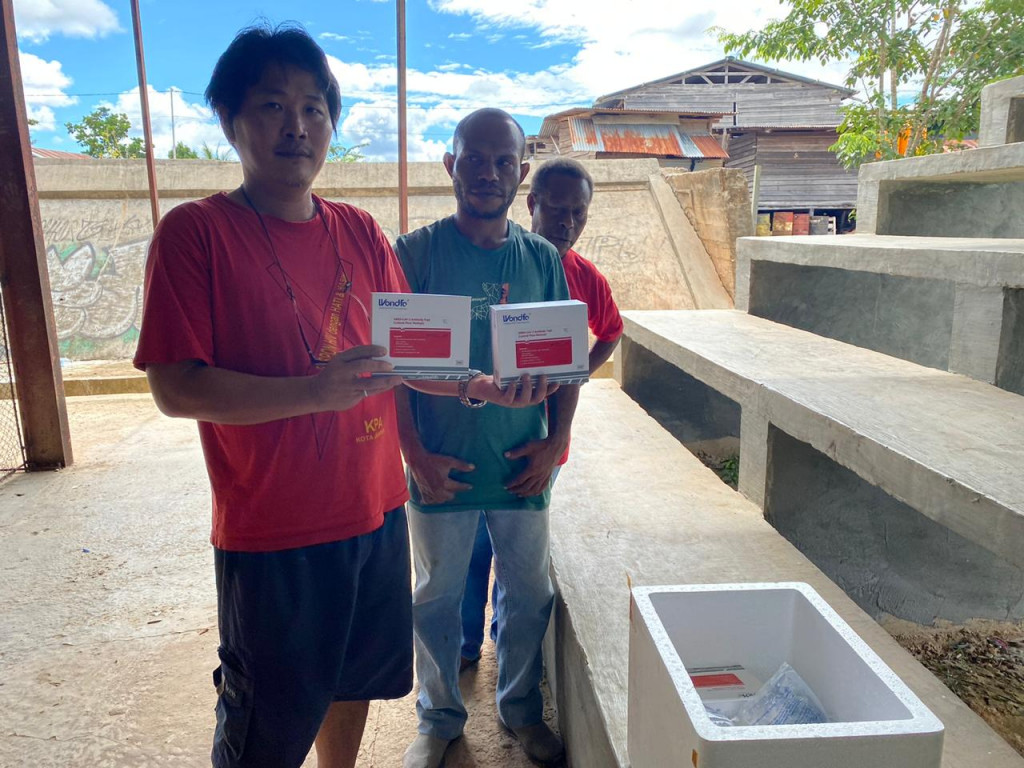Pengiriman sejumlah rapit test ke wilayah selatan Papua. Foto: Satgas Penanggulangan Covid-19 Papua.