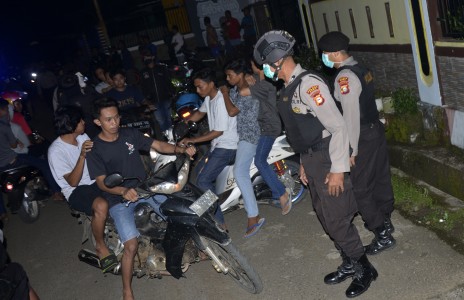 Ilustrasi: Polisi membubarkan warga yang berkumpul di pinggir jalan di Kabupaten Gowa, Sulawesi Selatan, Minggu, 29 Maret 2020. Foto: Antara/Abriawan Abhe