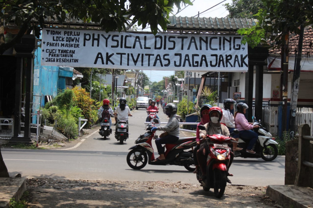 Warga Kota Malang lalu-lalang di tengah imbauan social distancing. Medcom.id-Daviq Umar Al-Faruq