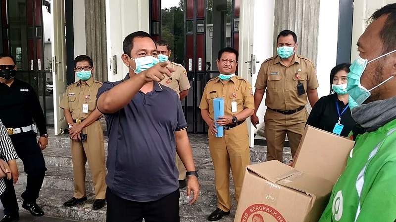 Wali Kota Semarang, Hendrar Prihadi, menyerahkan bantuan paket sembako kepada ojek online. Foto: Medcom.id/Mustholih