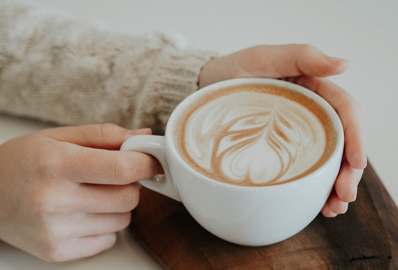 Agar ngopi terasa lebih berkualitas, gunakanlah cangkir-cangkir menarik ketika ngopi di rumah. (Foto: Ilustrasi. Dok. Unsplash.com)