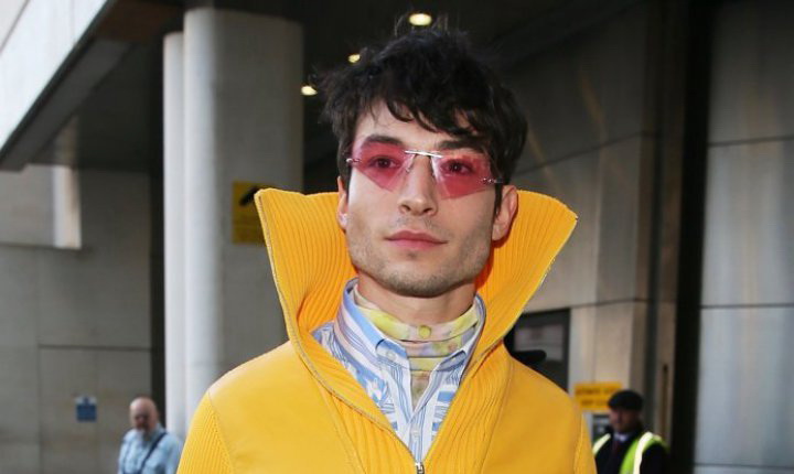 Ezra Miller Cekik Penggemar Hingga Terjungkal ke Tanah