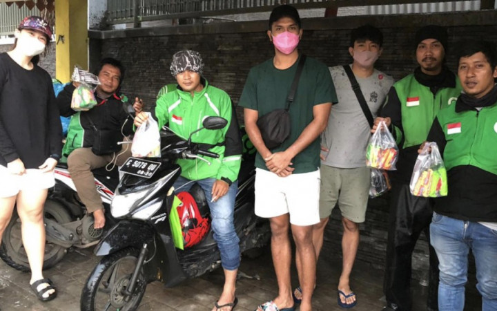 Pebasket Hangtuah Terjang Hujan Bagikan Sembako dan Masker