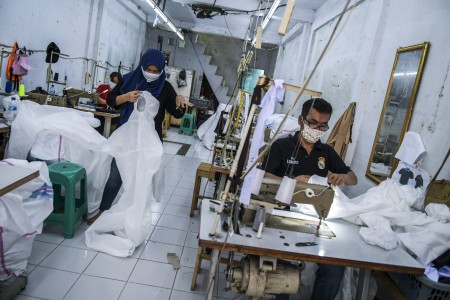 Pekerja membuat alat perlindungan diri (APD) tenaga medis di Pusat Industri Kecil, Penggilingan, Jakarta, Kamis, 26 Maret 2020. Foto: Antara/Galih Pradipta