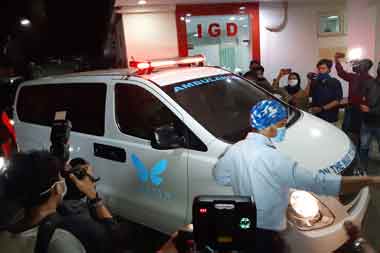 Didampingi Istri, Jenazah Glenn Fredly Diberangkatkan ke Rumah Duka Dharmais