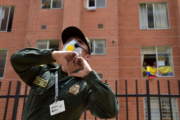 Begini Cara Polisi Kolombia Hibur Warga di Tengah Lockdown