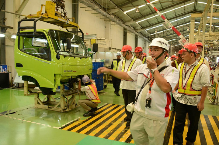 Hino Hentikan Produksi Truk, Stok masih Aman