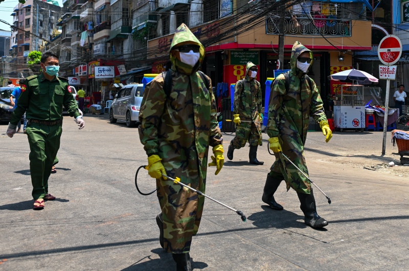 Militer Myanmar melakukan semprot disinfektan di Yangon untuk cegah covid-19. Foto: AFP