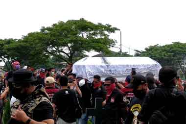 Lagu Gandong Iringi Prosesi Pemakaman Glenn Fredly