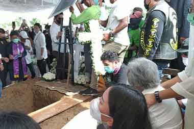 Doa Ayah di Pusara Glenn Fredly