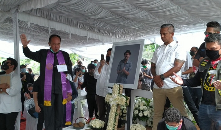 Jenazah Glenn Fredly Dikebumikan