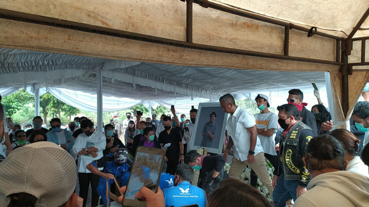 Tak Ada Physical Distancing, Pemakaman Glenn Fredly Tampak Ramai