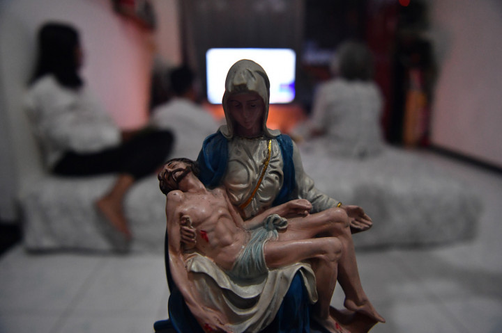 Umat Katolik Laksanakan Misa Kamis Putih secara Daring