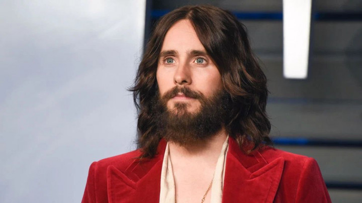 Jared Leto Bikin Kaus untuk Donasi Korban Korona