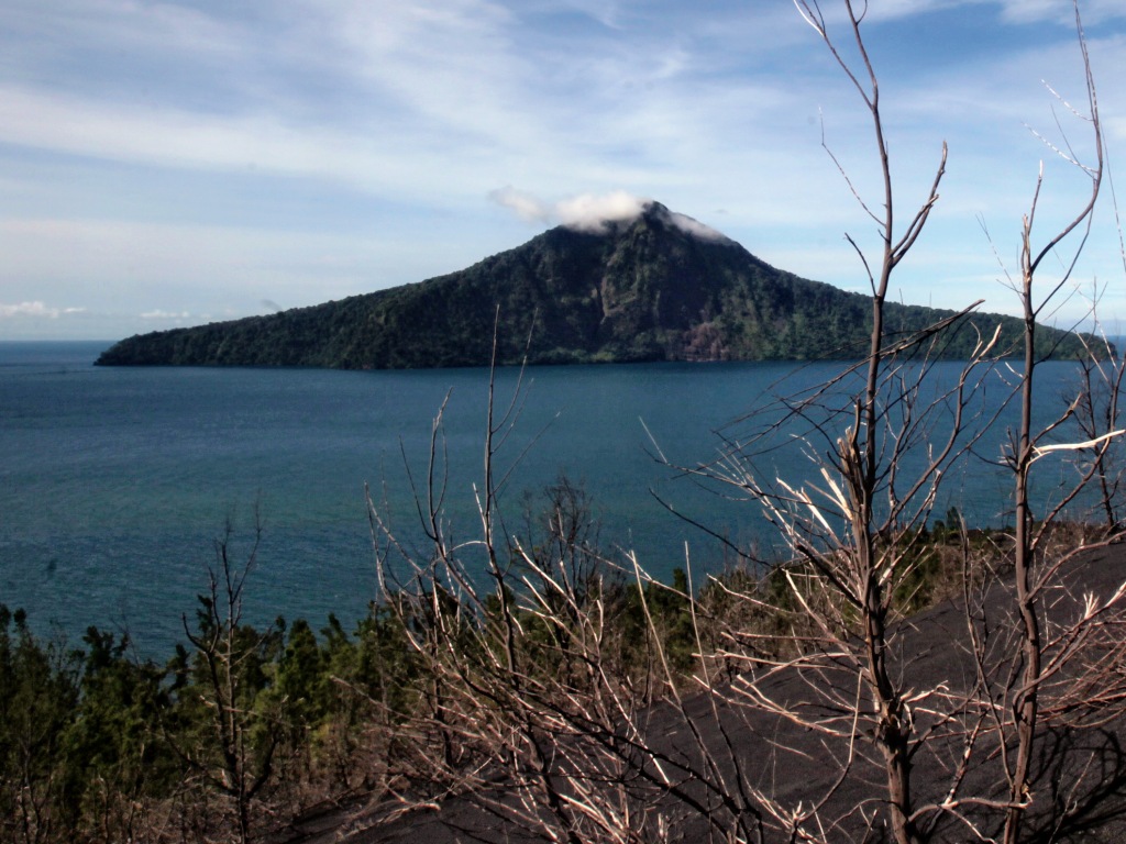 Pemandangan Gunung Anak Krakatau, yang di lihat dari perairan Selat Sunda, Bandar Lampung, Lampung. MI/Sumaryanto