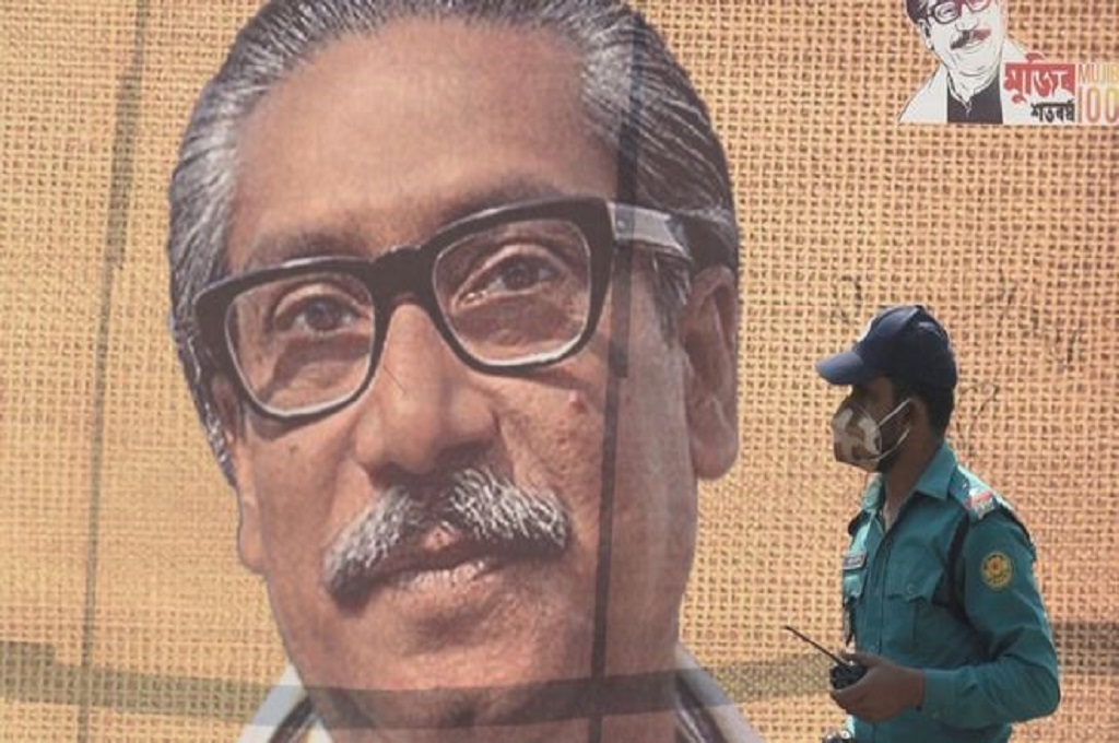 Gambar pejuang kemerdekaan Sheikh Mujibur Rahman terpampang di salah satu sudut kota Dhaka. (Foto: AFP)