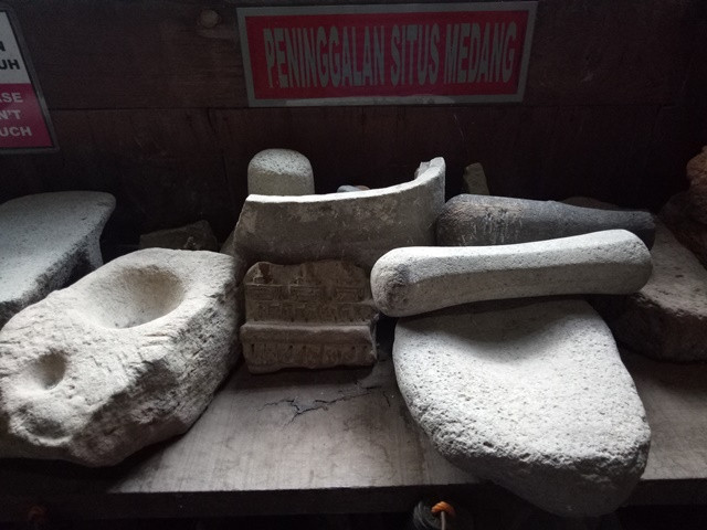 Melihat Koleksi Rumah Fosil Banjarejo