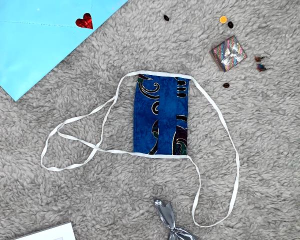 Cuci Masker dengan Air Hangat dan Sterilkan dengan Setrika