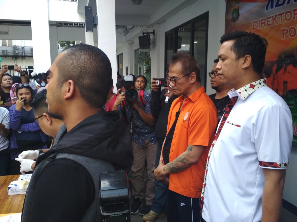 Tio Pakusadewo saat berbaju tahanan (Foto: Medcom)