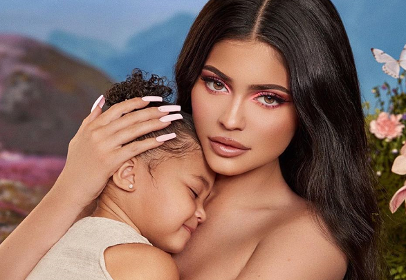 Rayakan Paskah, Kylie Jenner Gunakan Kostum Kelinci Demi Stormi