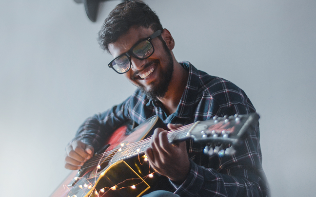 Inilah sebabnya kamu merasa tenang dan fokus saat mewarnai gambar atau berkonsentrasi pada akord gitar. (Foto: Ilustrasi. Dok.Pexels.com)