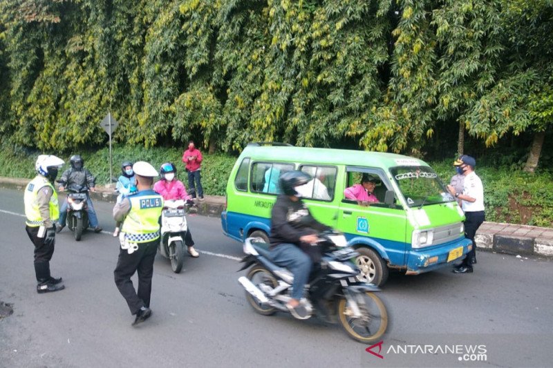 Tim gabungan melakukan pemeriksaan di titik check point di Jalan Raya Pajajaran di sampang Baranangsiang, Kota Bogor, Rabu, 15 April 2020. ANTARA/HO/Pemkot Bogor