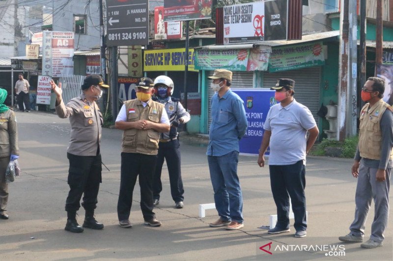 Wali Kota Bekasi Rahmat Effendi saat meninjau titik pemeriksaan pengawasan pembatasan sosial berskala besar hari pertama di wilayahnya. (Foto: ANTARA/Pradita Kurniawan Syah).	v