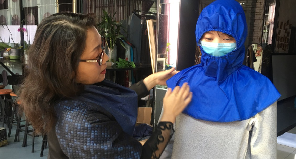Liu terinspirasi untuk membuat APD setelah melihat pakaian dokter yang tengah berjuang melawan covid-19. (Foto: Dok. Scmp.com)