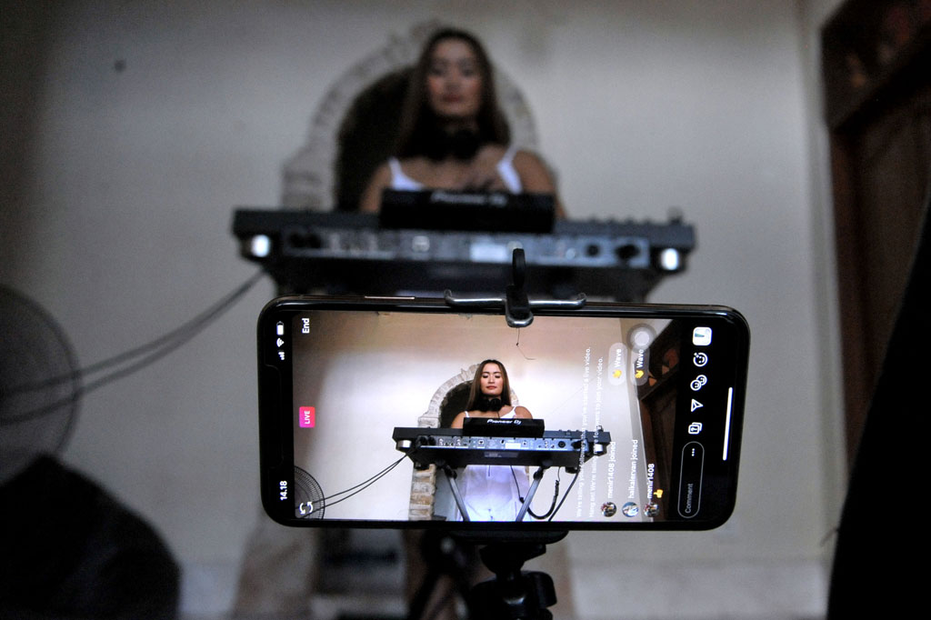 DJ Cantik Ini Hibur Penggemar Lewat Medsos