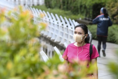 Warga berolahraga saat pemberlakukan PSBB di Jakarta, Rabu, 15 April 2020. Foto: Antara/Muhammad Adimaja