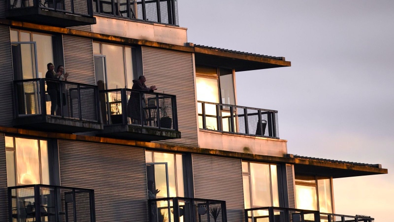 Warga Inggris di balkon berikan tepuk tangan untuk pekerja medis yang bertugas di tengah virus korona. Foto: Sky News