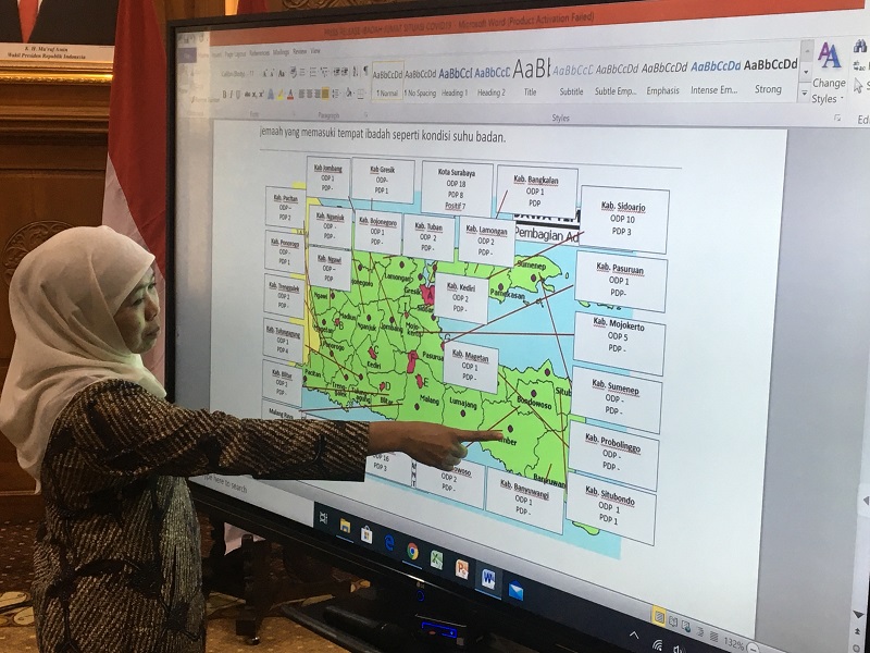 Gubernur Jatim Khofifah Indar Parawansa, menunjukkan peta kasus ODP, PDP, dan positif korona di Jatim. (Foto: Medcom.id/Amaluddin)
