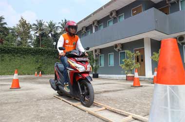 Teknik Posisi Kaki Sebagai Suspensi saat Lewati Jalan Bergelombang