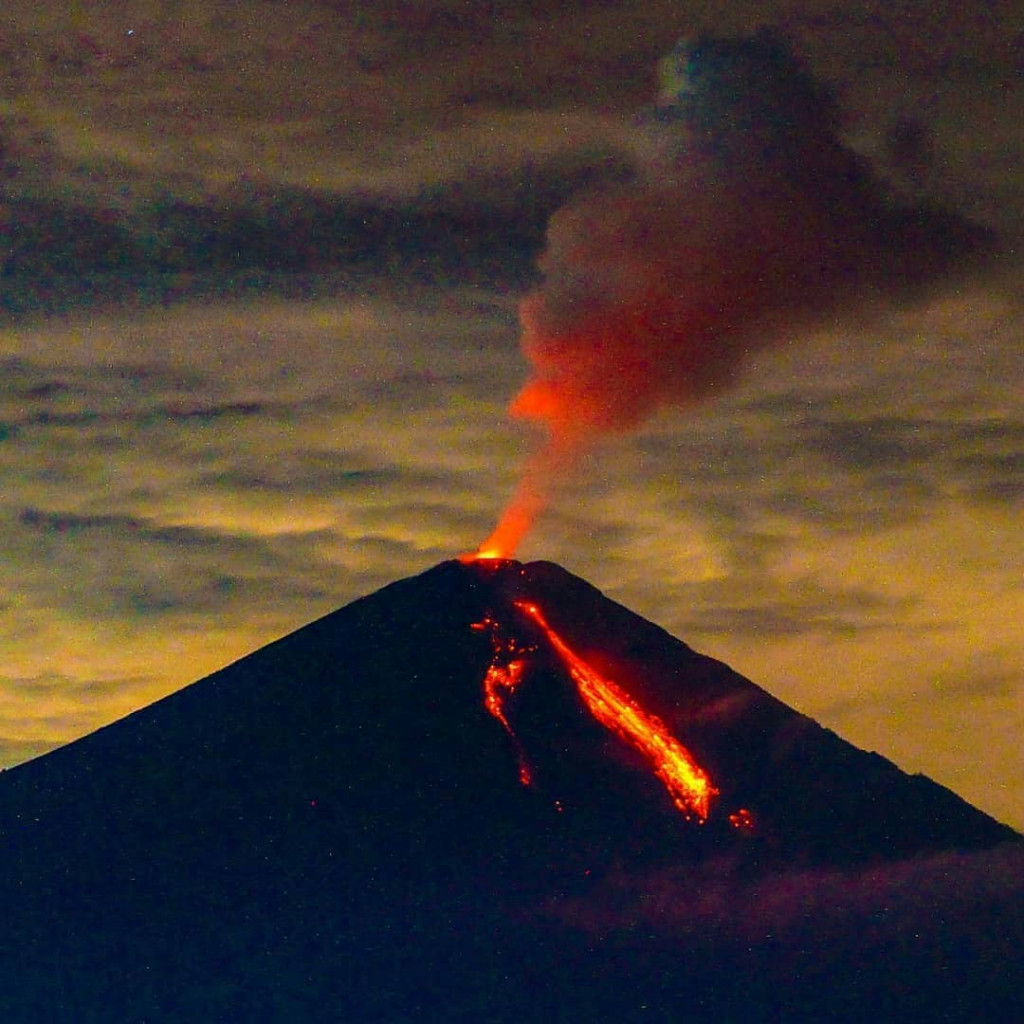  Gunung  Semeru  Semburkan Kolom Abu Setinggi 600 Meter 