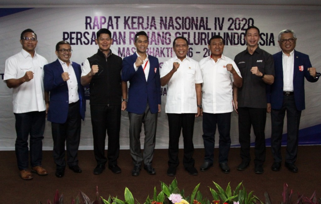 Momen kebersamaan Ketua Umum PRSI Anindya Bakrie (kiri keempat) dengan Menteri Pemuda dan Olahraga Zainudin Amali (tengah) (Foto: Istimewa)