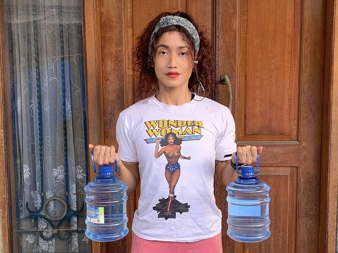 Gerakan bicep curl bisa menggunakan galon kecil untuk beban. (Foto: Klaudia Mere)