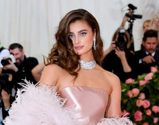 Taylor Hill mengenakan busana Ralph Lauren pada MET Gala 2019. Foto: Ilustrasi. Dok. Vogue.com)