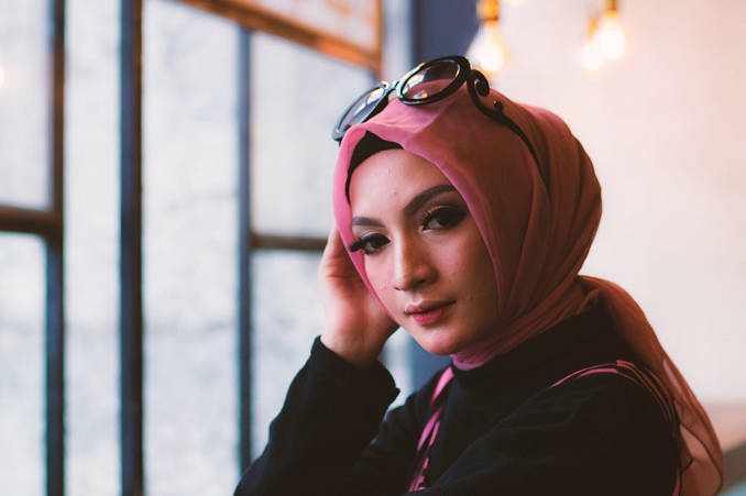 Ingin Hijab dan Pakaian Gak Bau Apek? Ini Solusinya