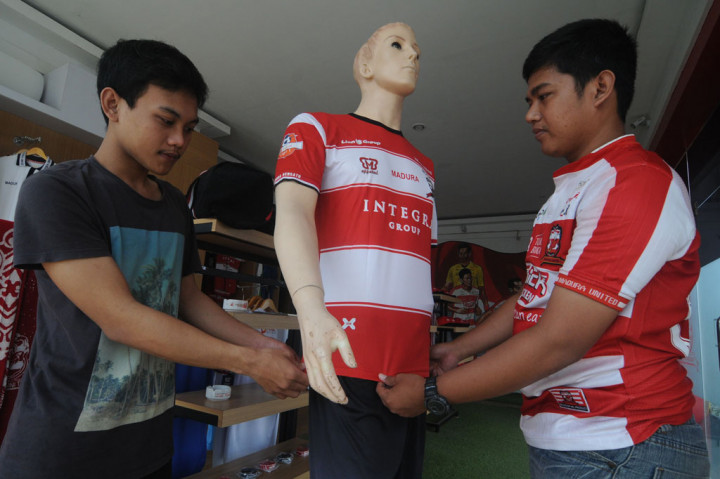 Madura United Lelang Jersey untuk Lawan Covid-19