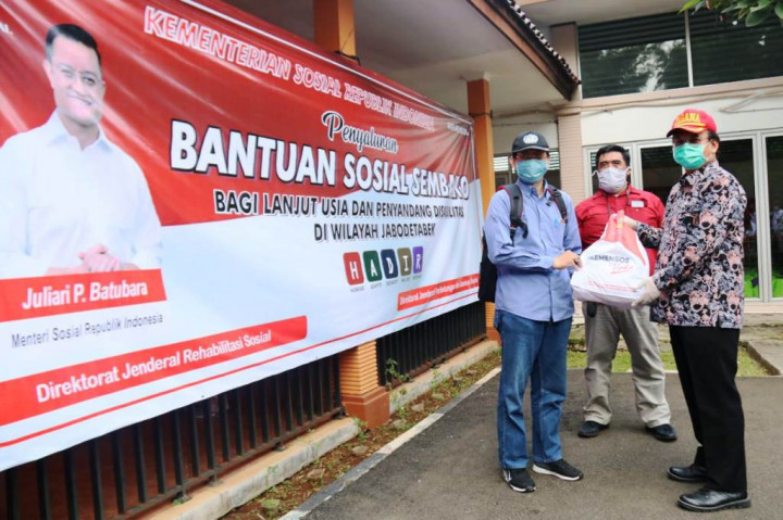 Pandemi Korona, Kemensos Salurkan Sembako kepada Lansia dan Penyandang Disabilitas