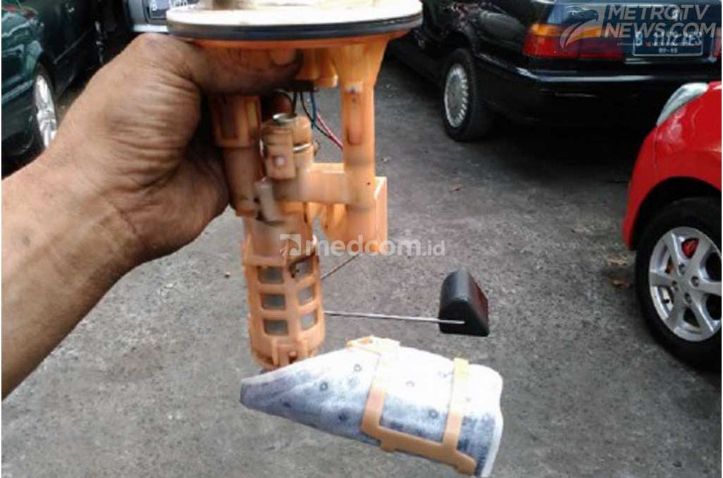 Perawatan berkala filter bensin agar tidak tersunbat kotoran  ang mengendap di dalam  tangki. Medcom.id/M. Bagus Rachmanto