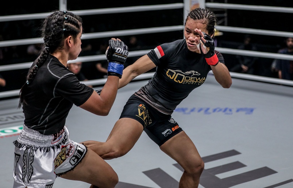 Petarung wanita One Championship asal Indonesia, Priscilla Hertati Lumban Gaol (kiri) (Ist)