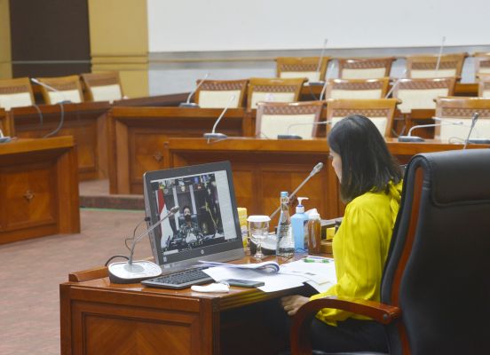 Foto: MI/M Irfan: Pandemi Covid-19 mengubah pola interaksi dan kegiatan masyarakat secara drastis. Rapat di DPR pun tak lagi berupa tatap muka langsung, melainka dilakukan secara online.