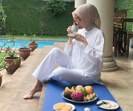 Agar tubuh tetap sehat, Okky perbanyak mengonsumsi buah dan sayuran. (Foto: Dok. Instagram/@okkyasokawatireal)